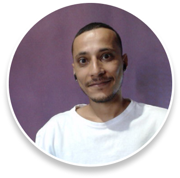 foto de Maires com fone sem fio sorrindo de camisa branca e fundo roxo